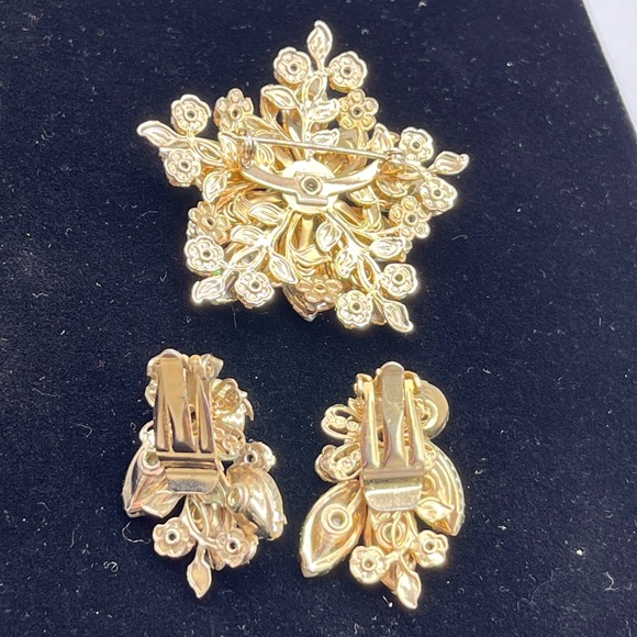 Vintage Flower, Crinkle Pearl, + A.B. Brooch + Earring set. - Picture 9 of 10